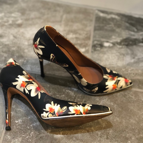 Givency Magnolia Print Leather Pump - Picture 6 of 8